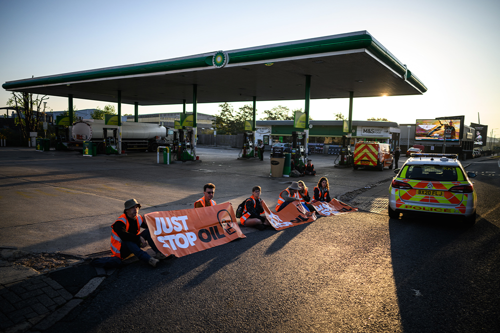 Активисты Just Stop Oil блокируют вход и выход с заправочной станции BP, Лондон, 26 августа 2022 год