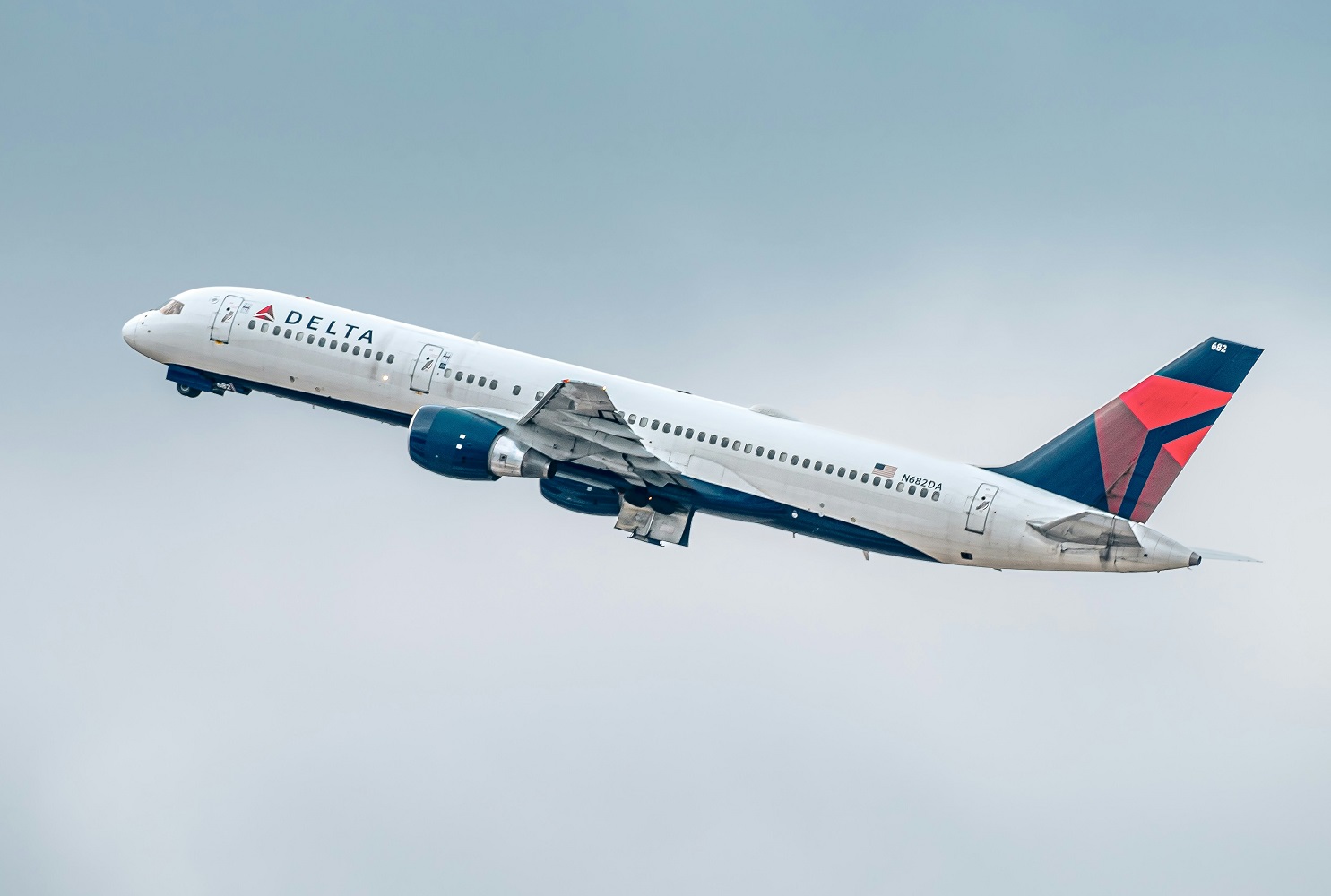 В США двигатель самолета Delta Airlines загорелся сразу после взлета