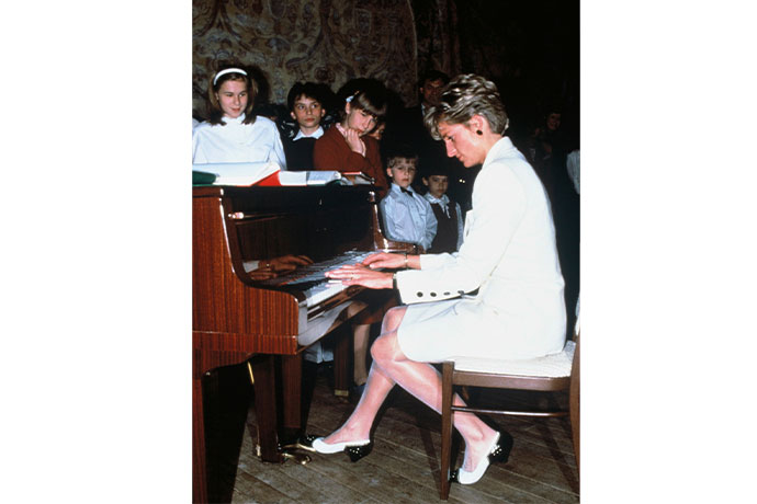 Диана играет на пианино для пациентов детской больницы. Прага, Чехословакия, 1991 год