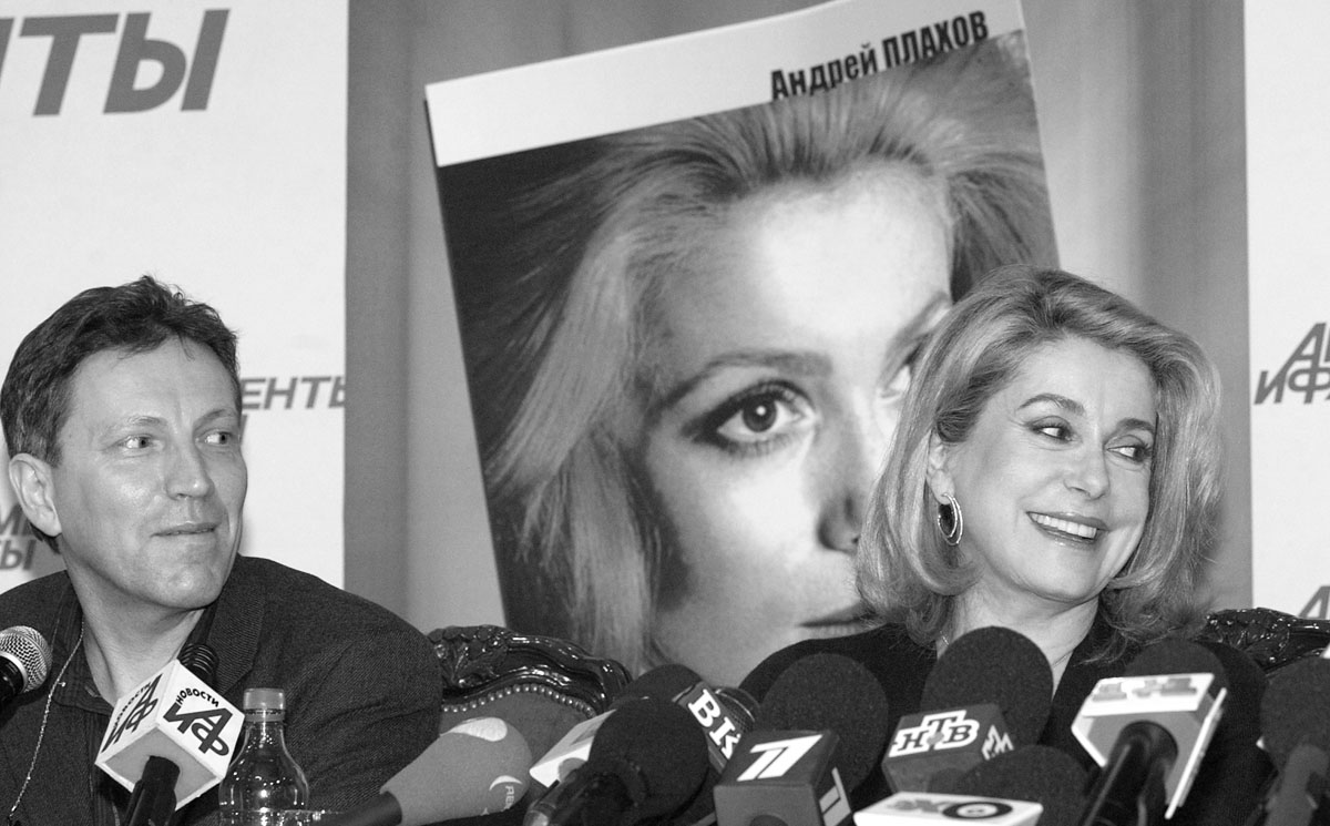 Андрей Плахов и Катрин Денев на пресс-конференции