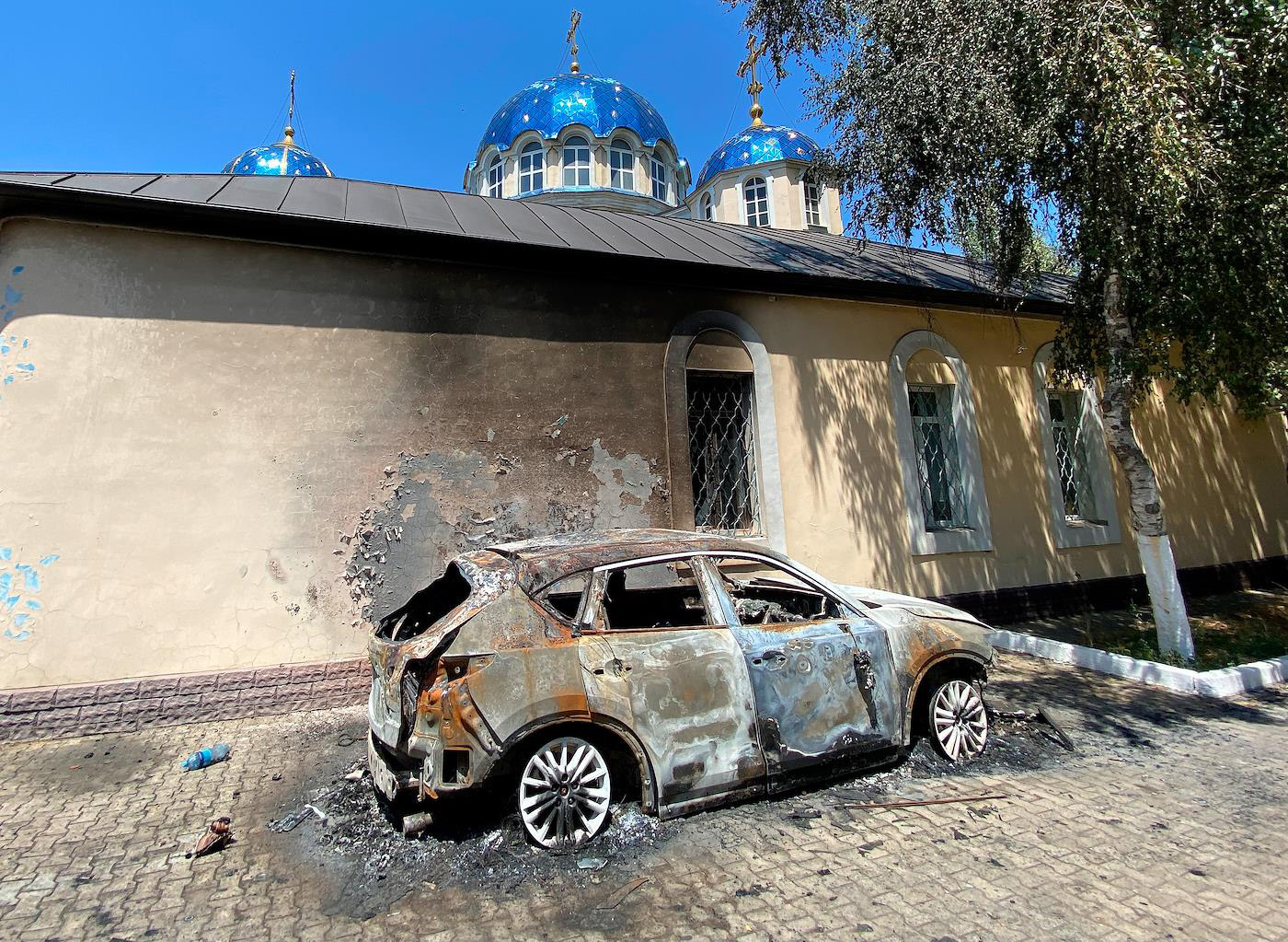 Сгоревший автомобиль у стен Свято-Успенского собора