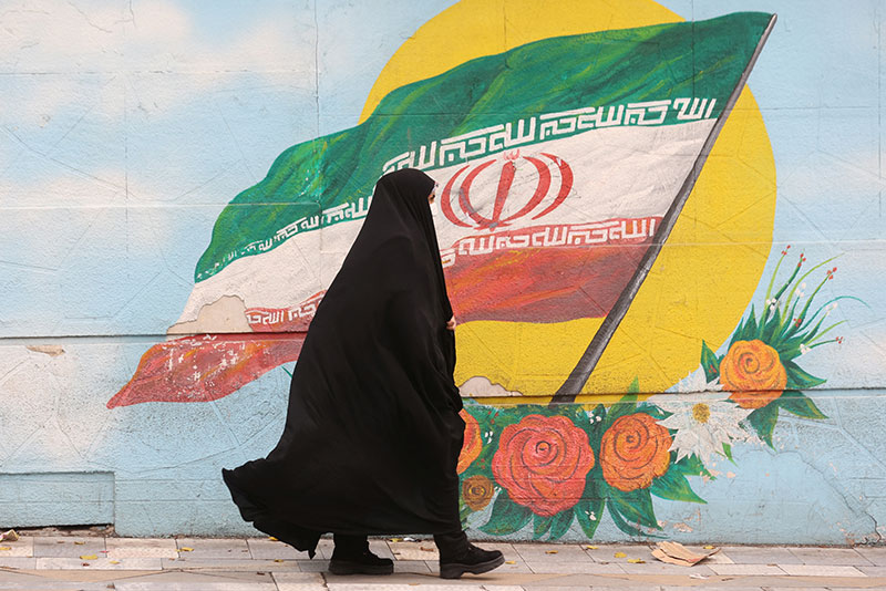 Женщина идет по улице в Тегеране, 6 декабря 2022 год