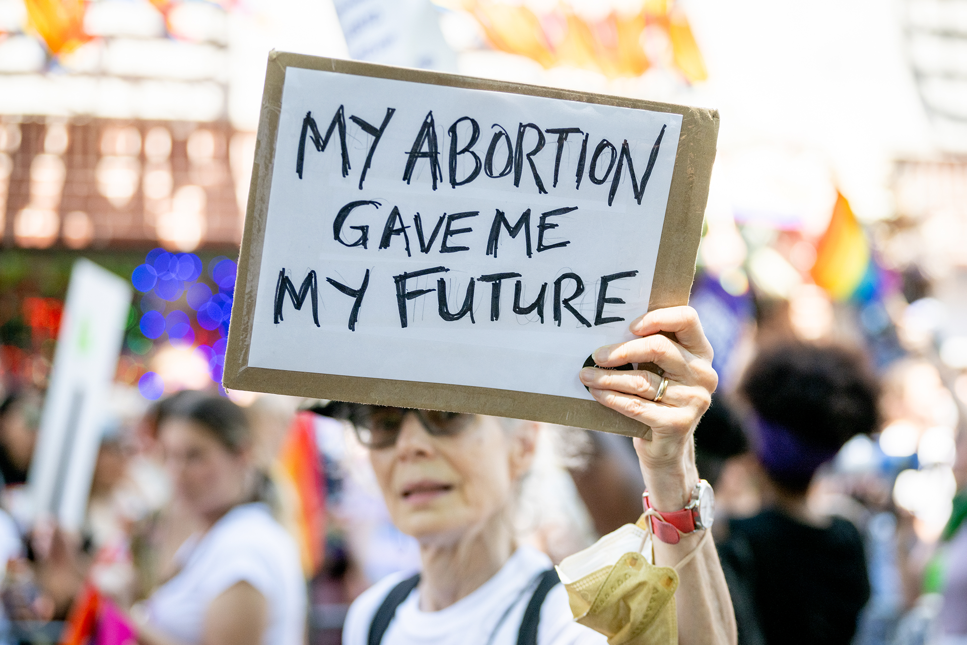 Женщина с табличкой  «Мой аборт дал мне мое будущее»  во время марша  в Нью-Йорке. 26 июня 2022 год