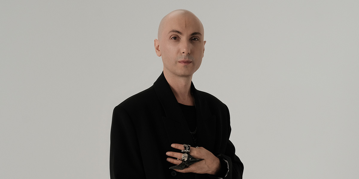 «В России нет вкуса»: авангардный дизайнер Янис Чамалиди о двусторонней одежде, японской мудрости и конце света