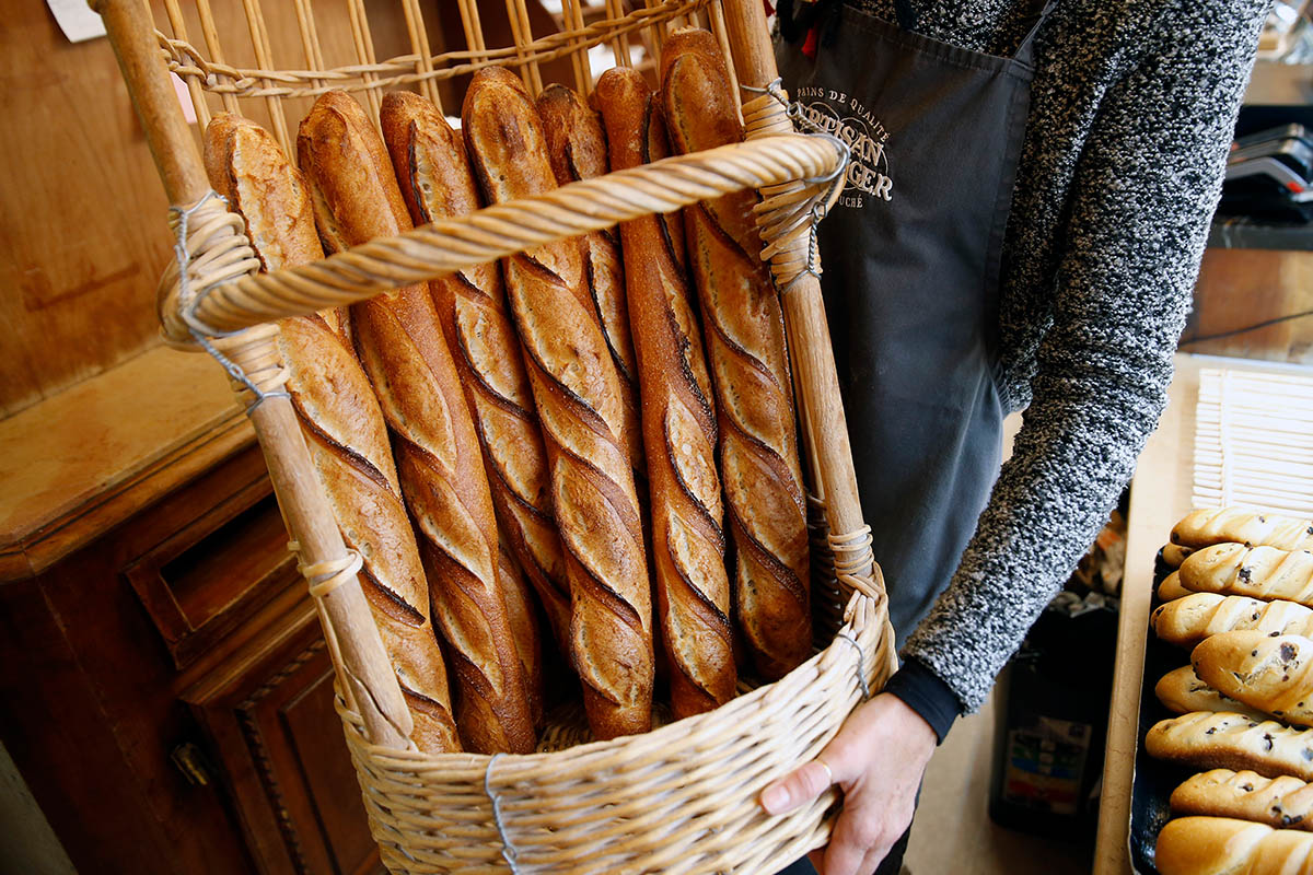 Свежеиспеченные багеты в пекарне Парижа