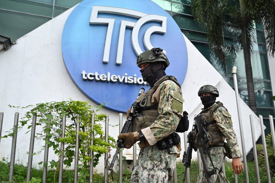 Полиция патрулирует здание телеканала TC Televisión в Эквадоре