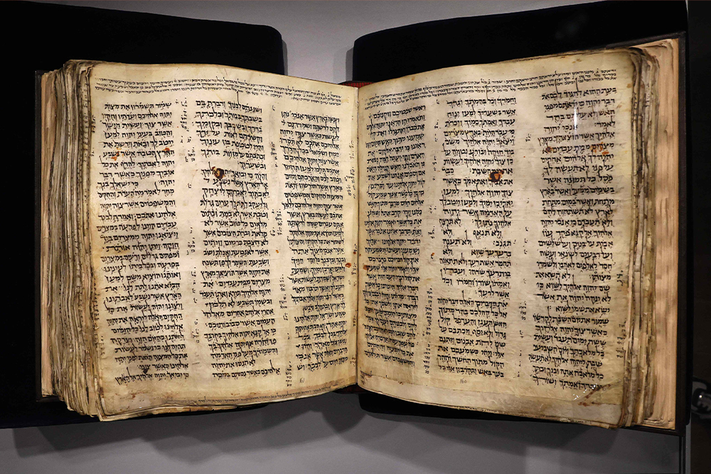 Древнееврейская Библия (Кодекс Сассуна) в Музее еврейского народа ANU в Тель-Авиве, 23 марта 2023 года