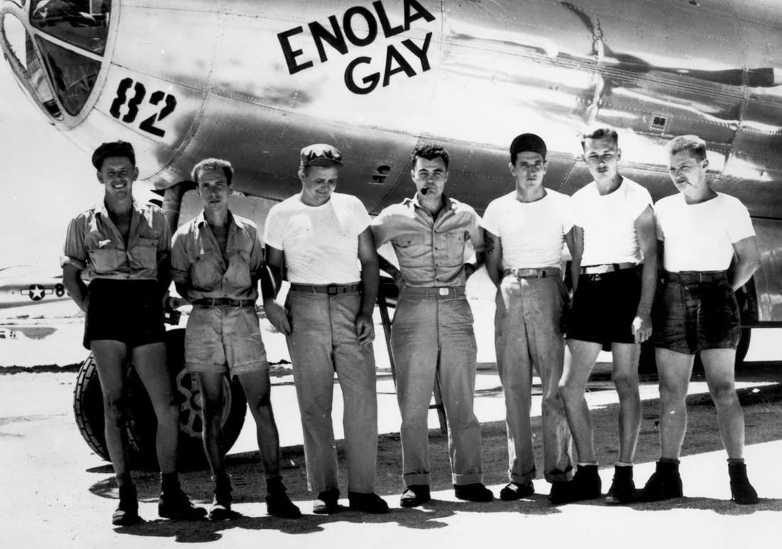 Экапаж Enola Gay, самолета Вооруженных сил США, сбросившего бомбу на Хиросиму, позирует около своего самолета. Последний член экипажа умер в возрасте 93 лет 28 июля 2014 г.