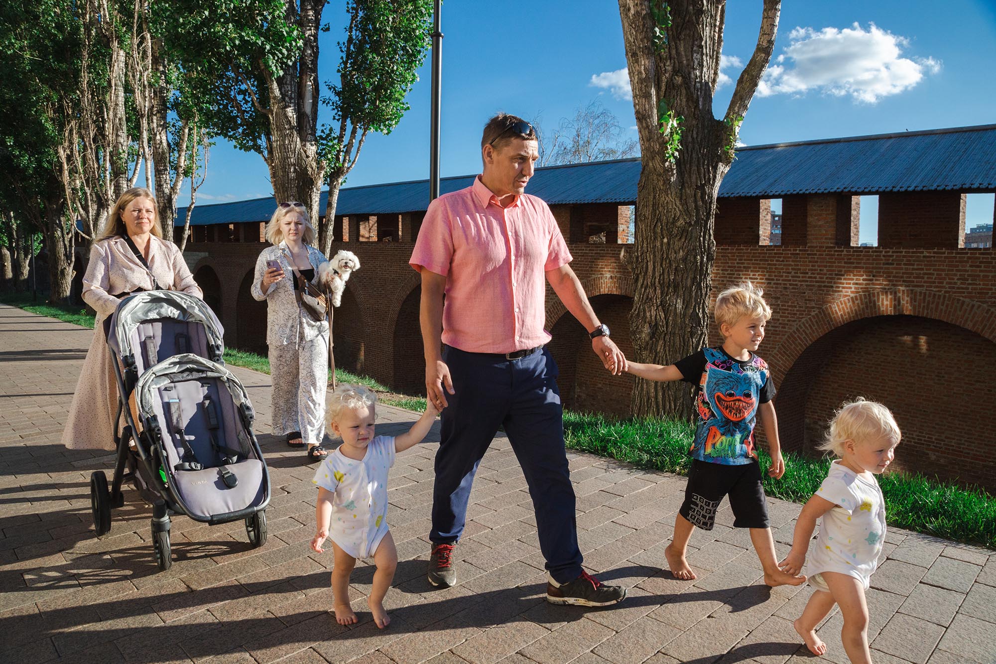 Денис с женой и четырьмя детьми на прогулке по Нижегородскому кремлю Фото: Алексей Шевцов для ТД