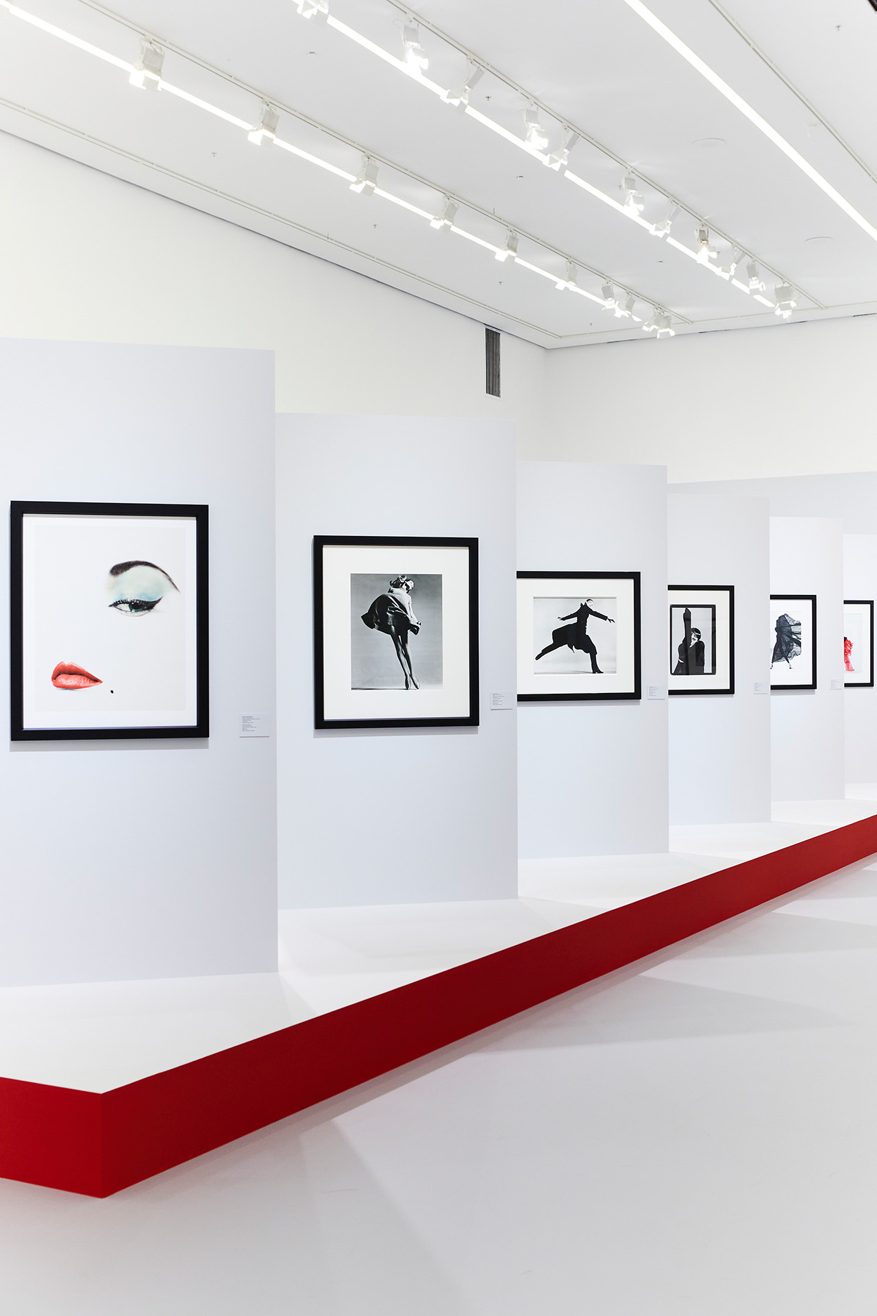 Экспозиция выставки «Коллекция Фонда Still Art. Шедевры мировой фотографии моды» 