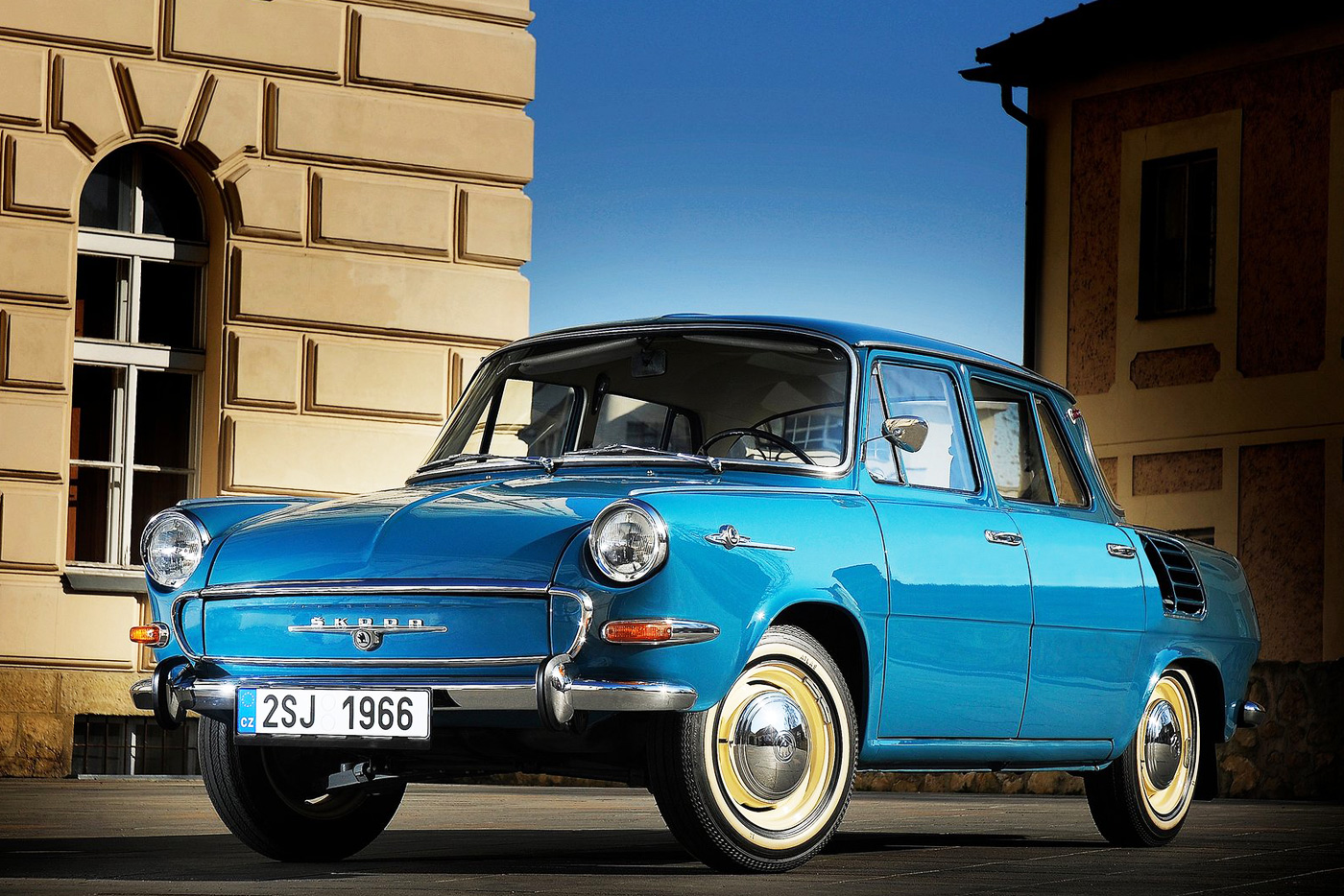 Чехословацкая сенсация 1964 года — Škoda 1000 MB. Силовой агрегат у этой модели находится сзади, а багажник — спереди. Чтобы компенсировать «перевес» и догрузить передние колеса, запаску расположили спереди, под полом багажника