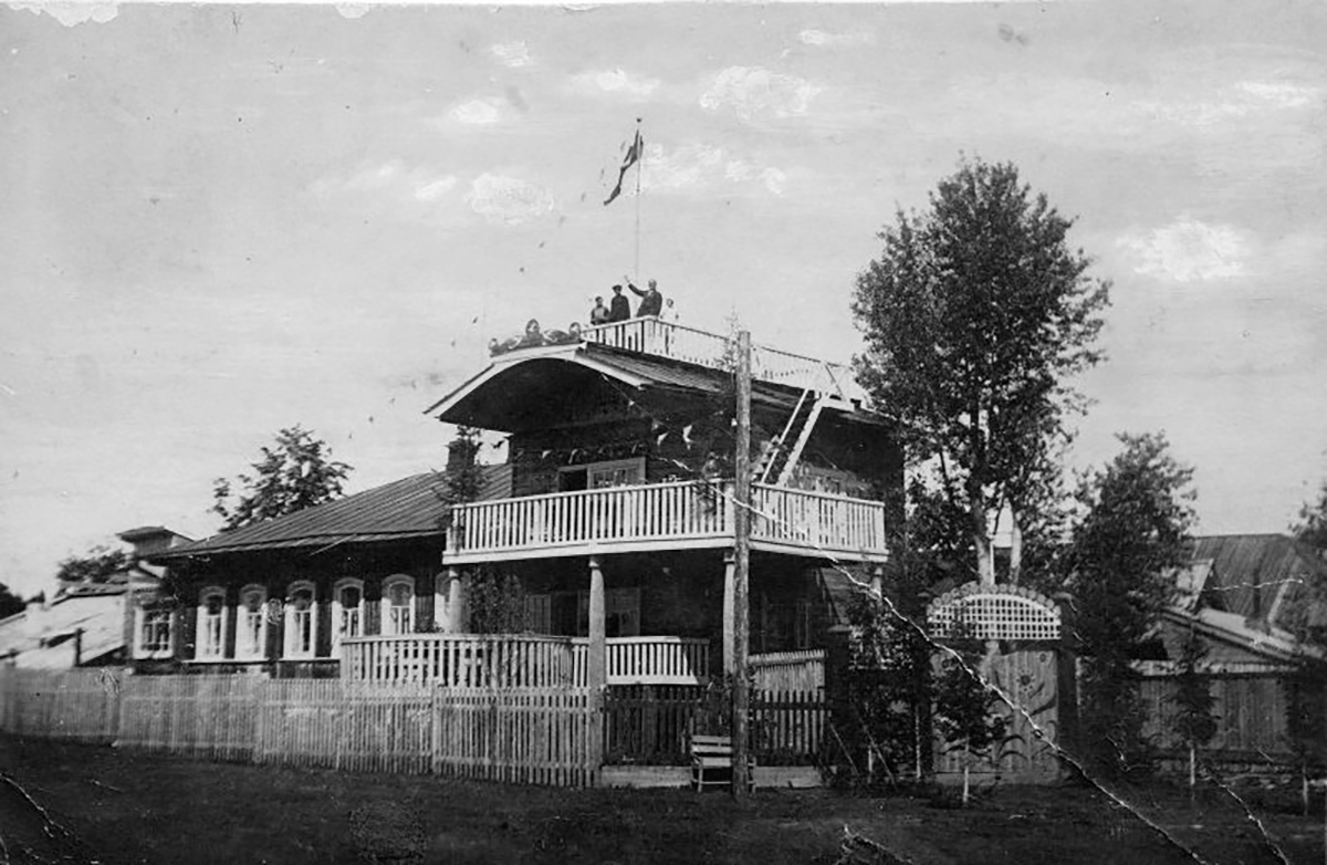 Василий Каменский на балконе своего дома, 1930-е годы 