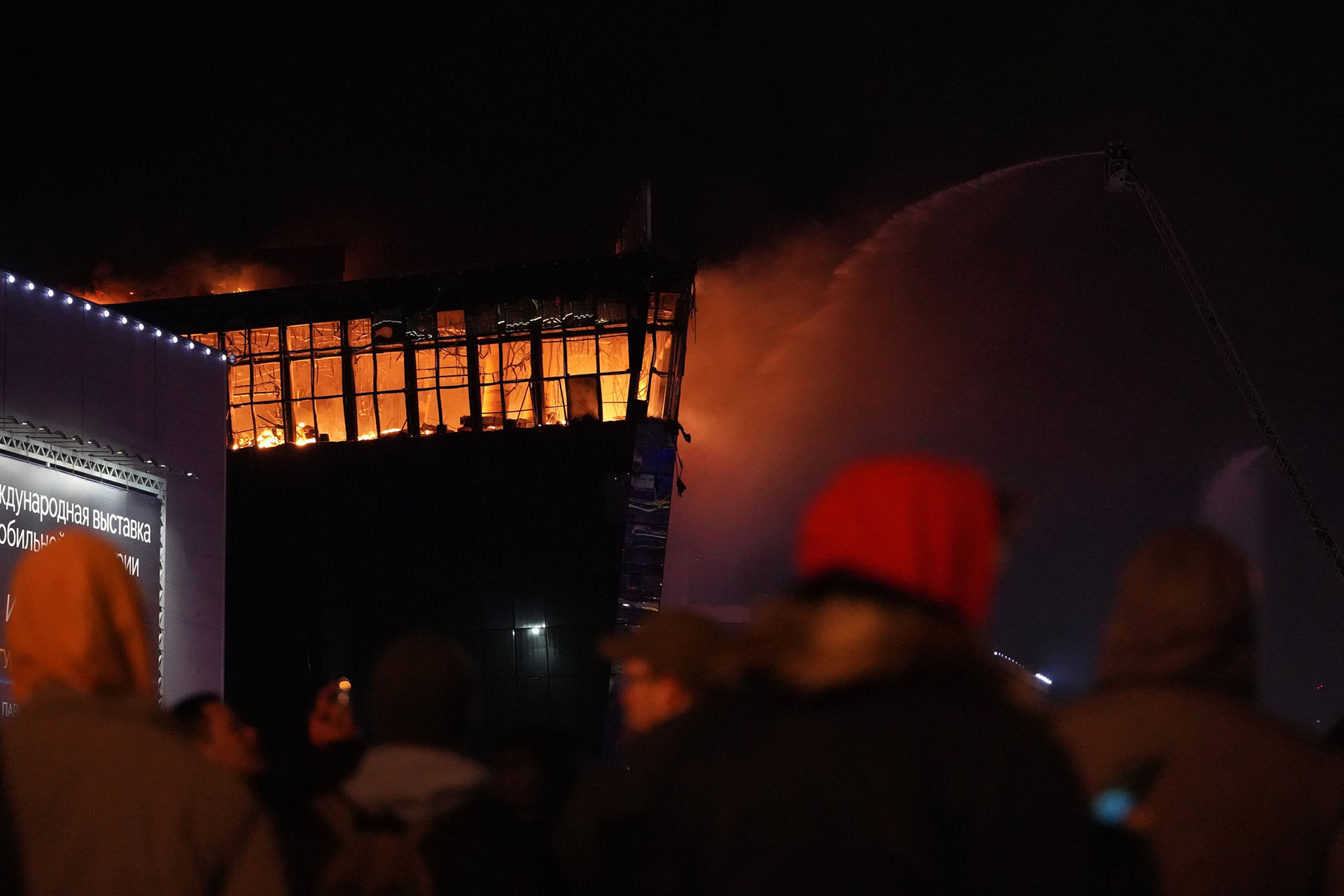  Около горящего здания «Крокус Сити Холла» 