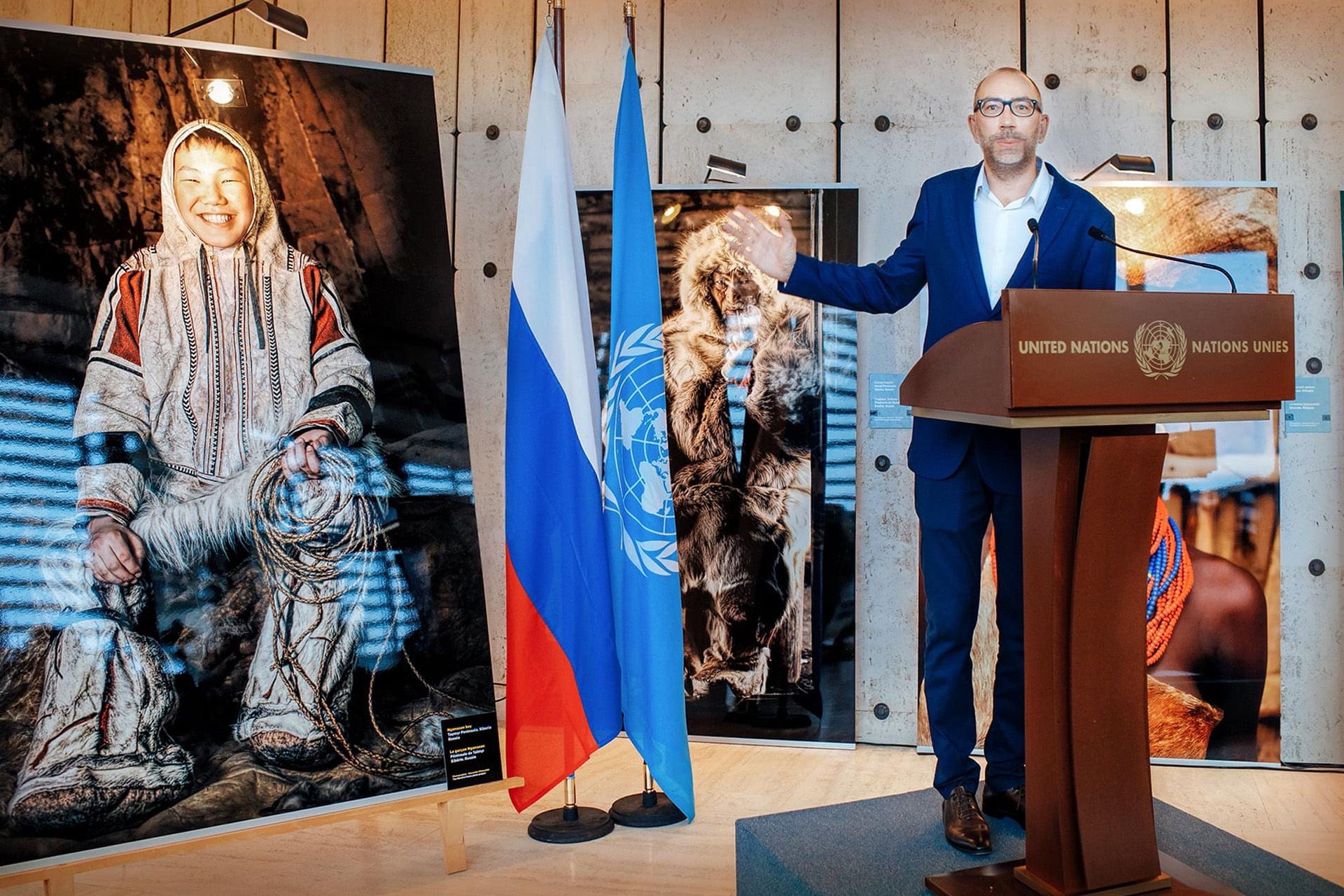 Александр Химушин во время вручения портрета Женевскому офису ООН
