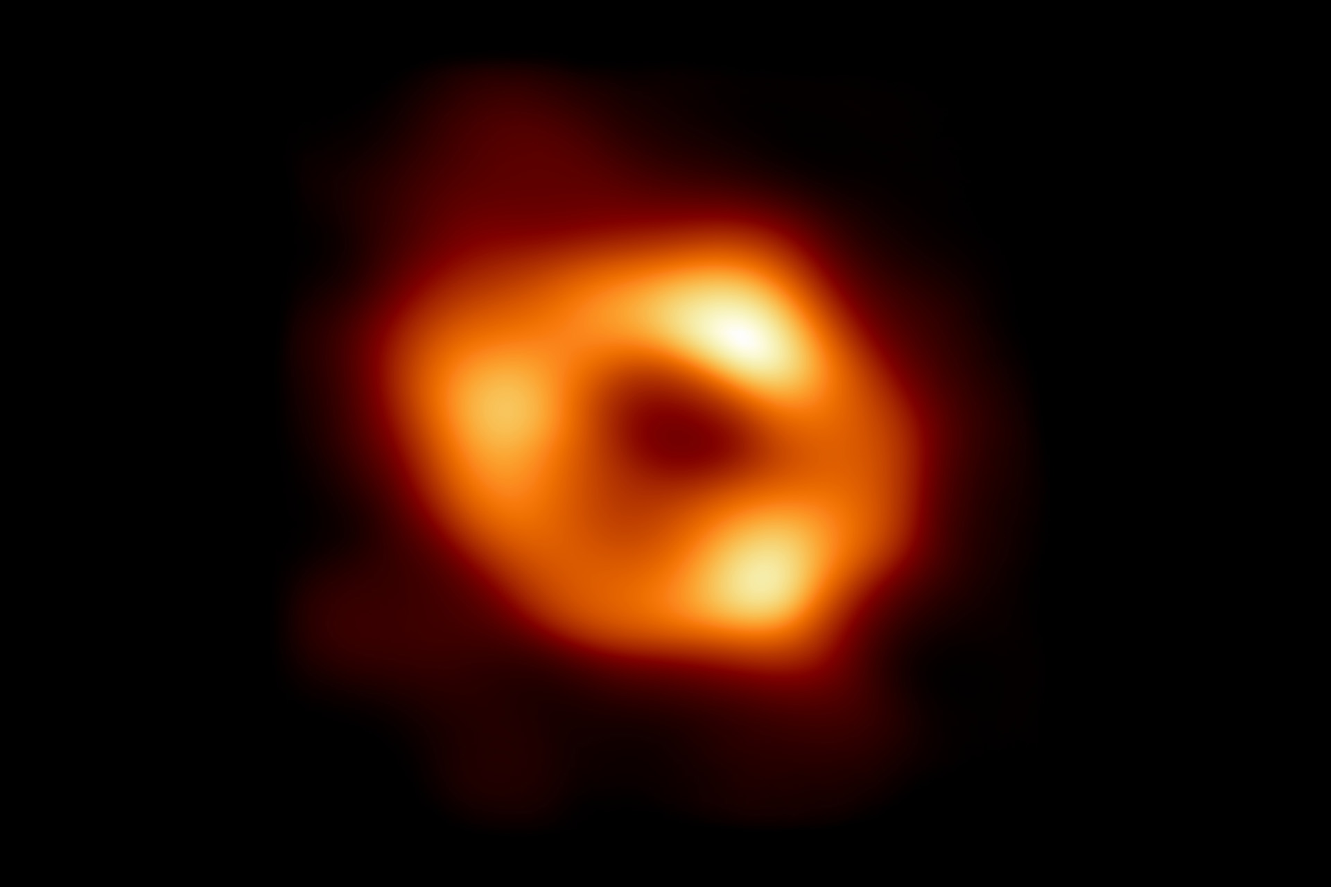 Первое изображение сверхмассивной черной дыры в центре нашей галактики