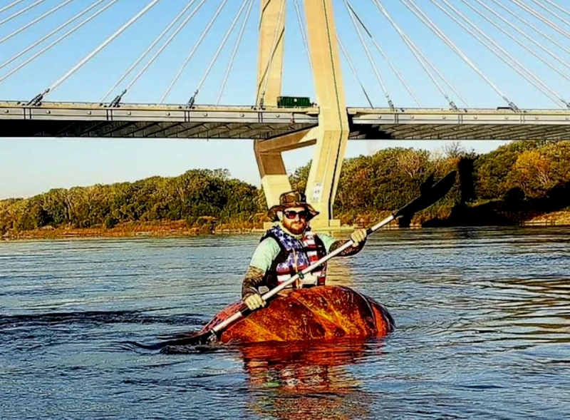 Стив Куэни из США проплыл по реке Миссури на тыкве 61 км
