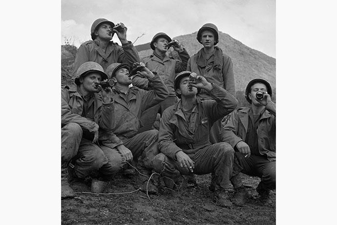 Солдаты пьют Coca-Cola. Фронт Кассино, Италия, 1944 год