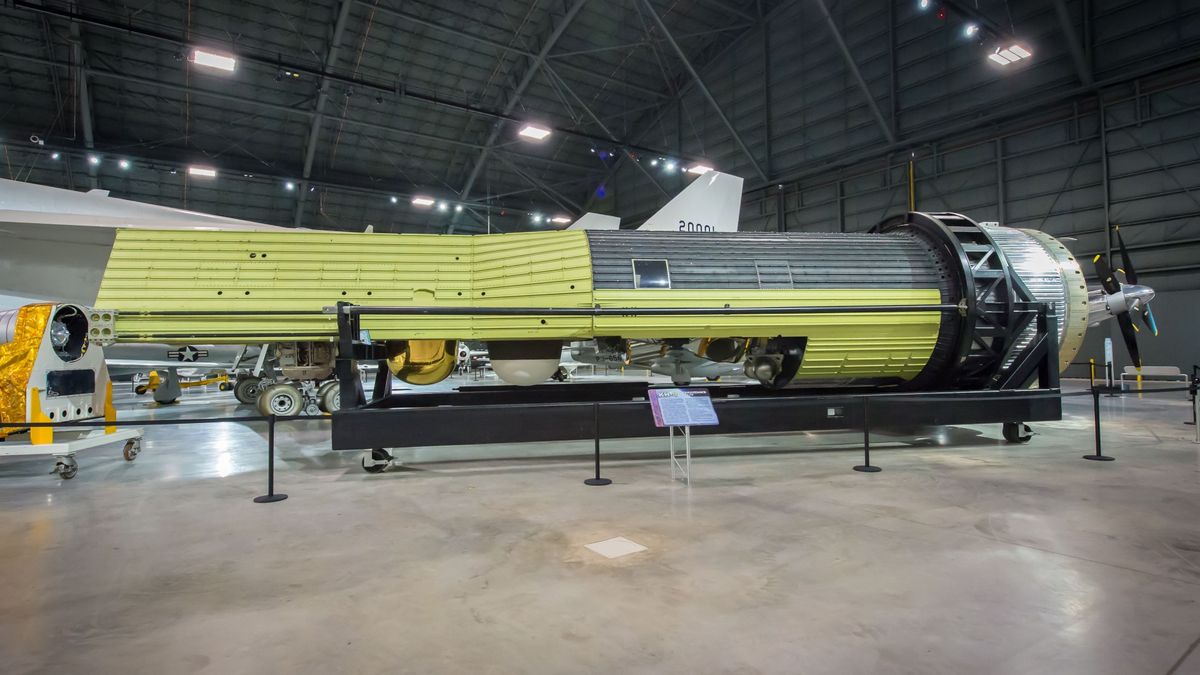 Спутник KH-9 на выставке в Космической галерее Национального музея ВВС США