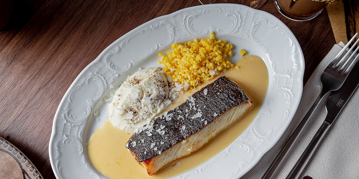 Рецепты от шефов: угольная треска с пюре из цветной капусты