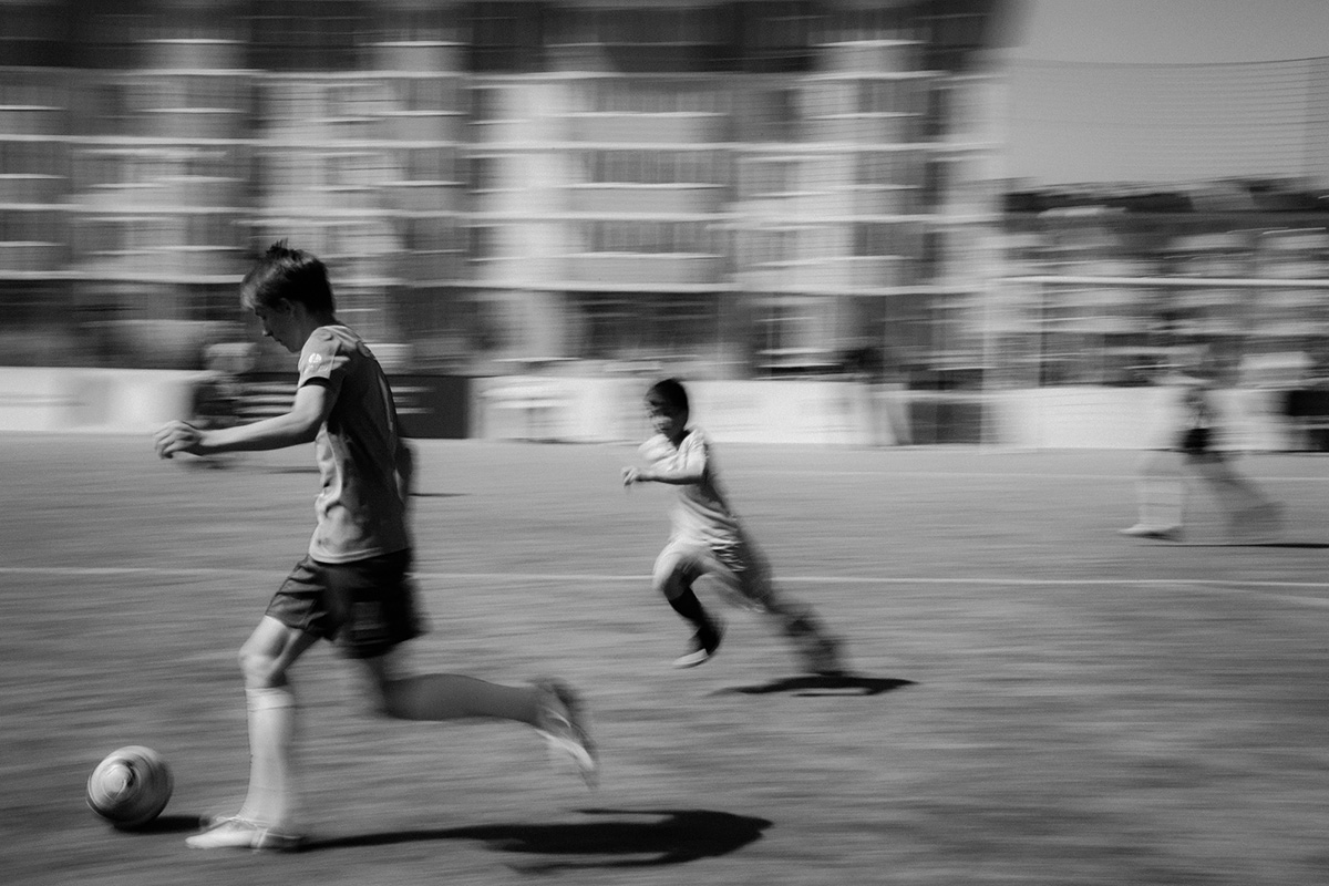 Соревнование команды «Памир» из Таджикистана и команды «Эльбрус» из Кабардино-Балкарской республики. Матчи проходят в первой половине дня, но даже в это время солнце не щадит, что создает дополнительные трудности для юных спортсменов.