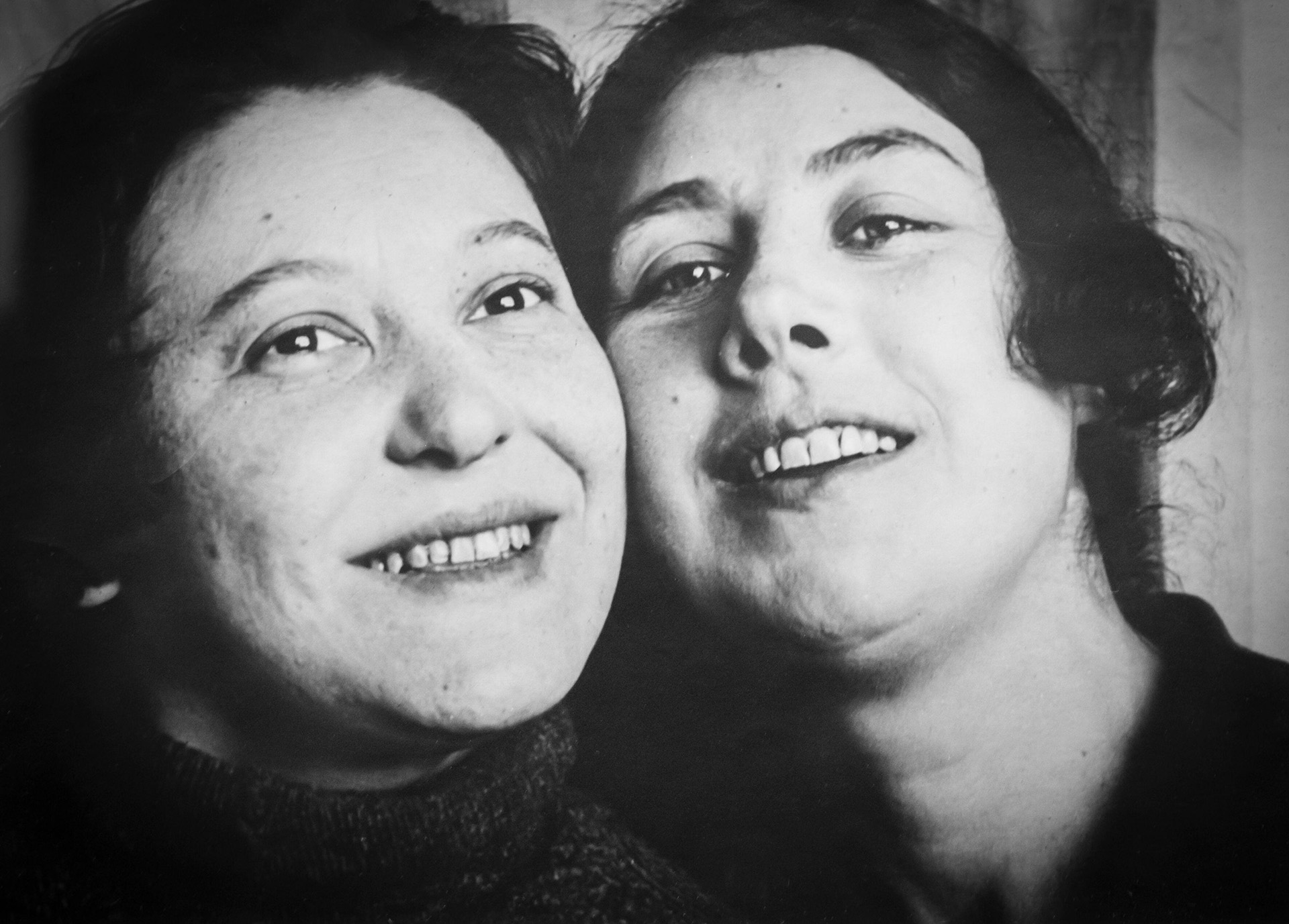 Варвара Степанова (слева) и Любовь Попова (справа), 1924 год