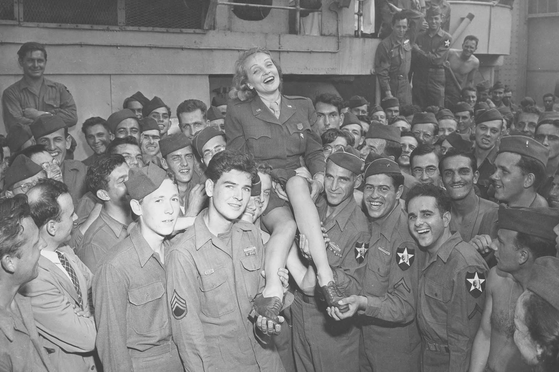 Марлен Дитрих приветствует солдат после их прибытия в Соединенные Штаты, 1945 год