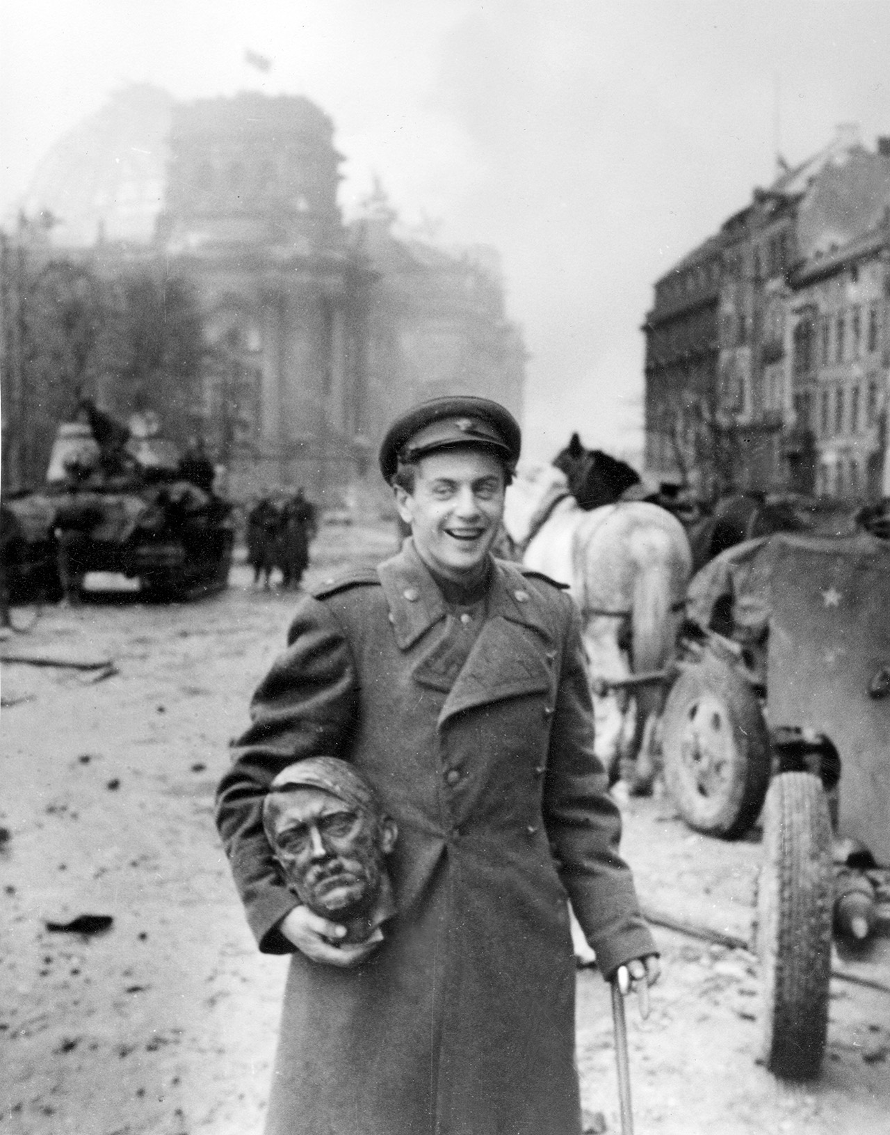 Советский поэт Евгений Долматовский с бюстом Гитлера перед Рейхстагом, Берлин, Германия, 2 мая 1945 года