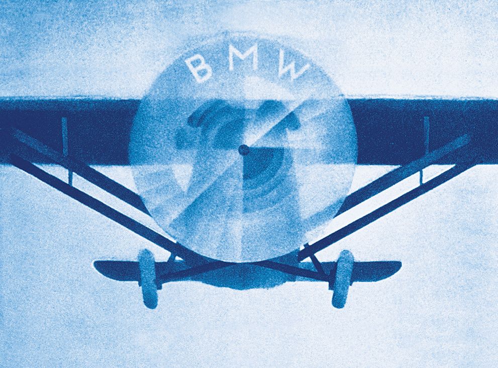Эмблему BMW почему-то принято считать символическим изображением пропеллера. Хотя впервые пропеллер превратили в эмблему только в декабре 1929 года, для обложки корпоративного журнала BMW Flugmotoren-Nachrichten. А эмблема существовала с 1917 года, когда, собственно, Баварский авиазавод и стал Баварским моторостроительным. Бело-голубые чередования в перекрестье — не отблески пропеллерного нимба, а цвета земли Бавария
