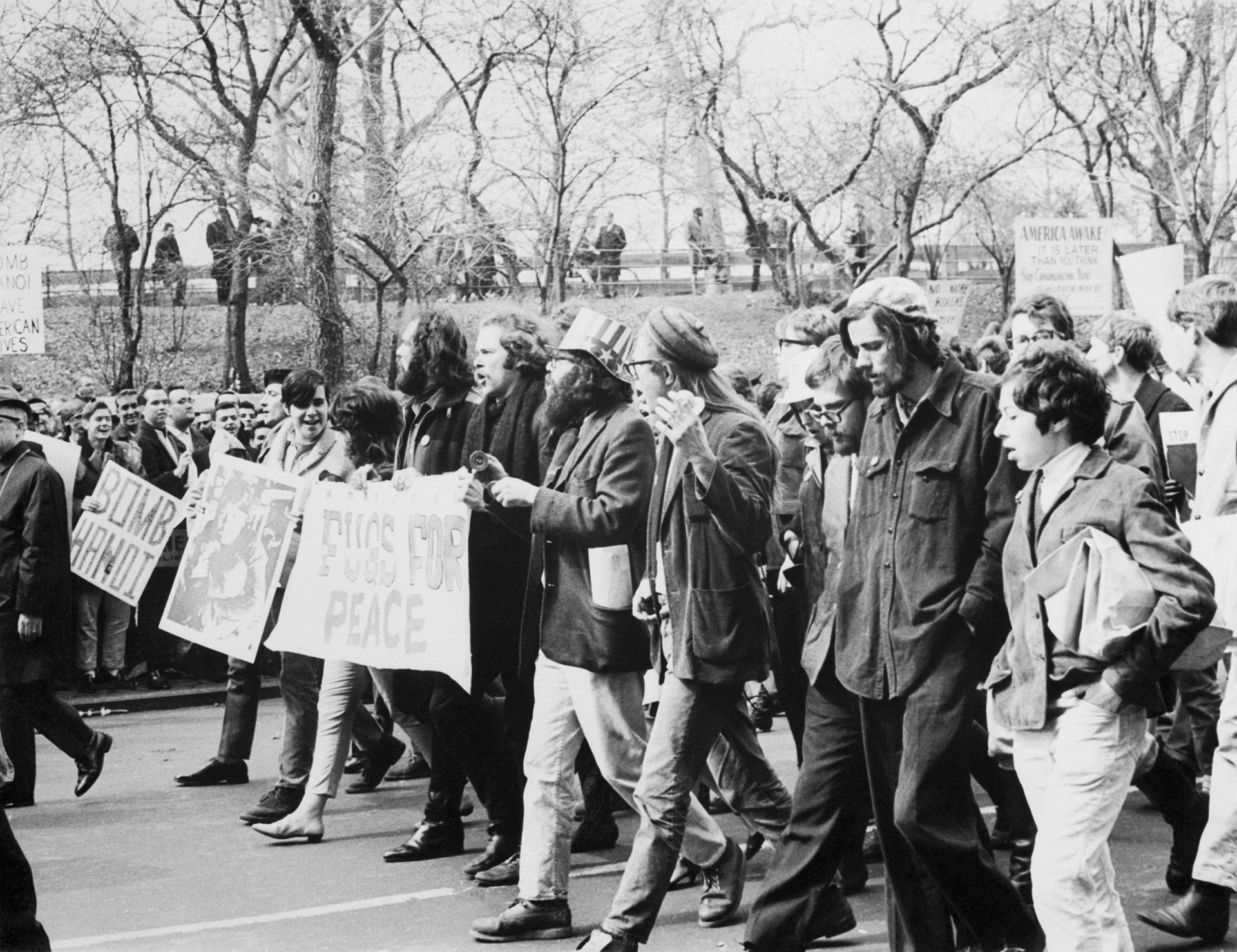 Марш против войны во Вьетнаме в Нью-Йорке. Аллен Гинзберг в звездно-полосатой шляпе идет в первом ряду с музыкальной группой «Беглецы», слева от него – поэт Питер Орловски