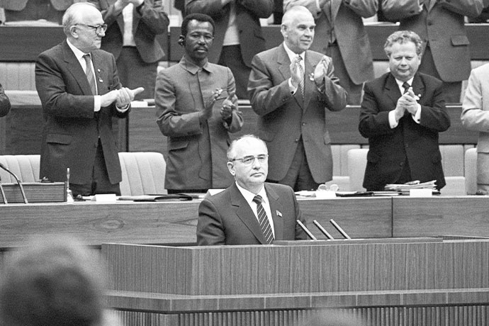 Михаил Горбачев во время выступления. Восточный Берлин, 1986 год