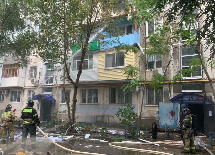 Фото с места взрыва в пятиэтажном доме Астрахани