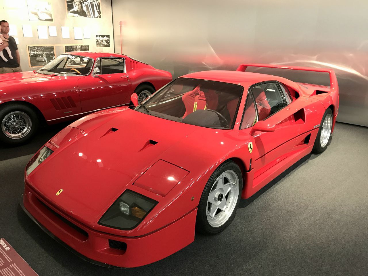 Ferrari F40 — одна из самых узнаваемых моделей бренда, постер с которой висел в комнате каждого второго мальчика 90х (фото из личного архива)