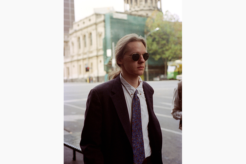 Джулиан Ассанж покидает суд Мельбурна после предъявления обвинения во взломе компьютера, 6 мая 1995 год