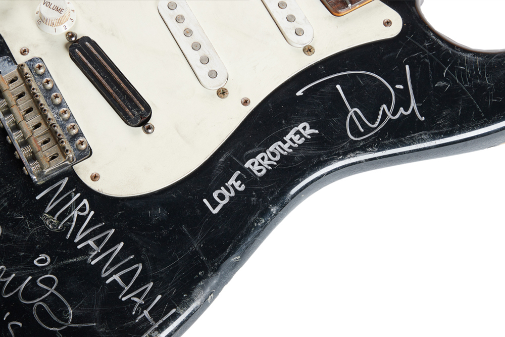 Разбитую гитару Кобейна продали за 600 тысяч долларов