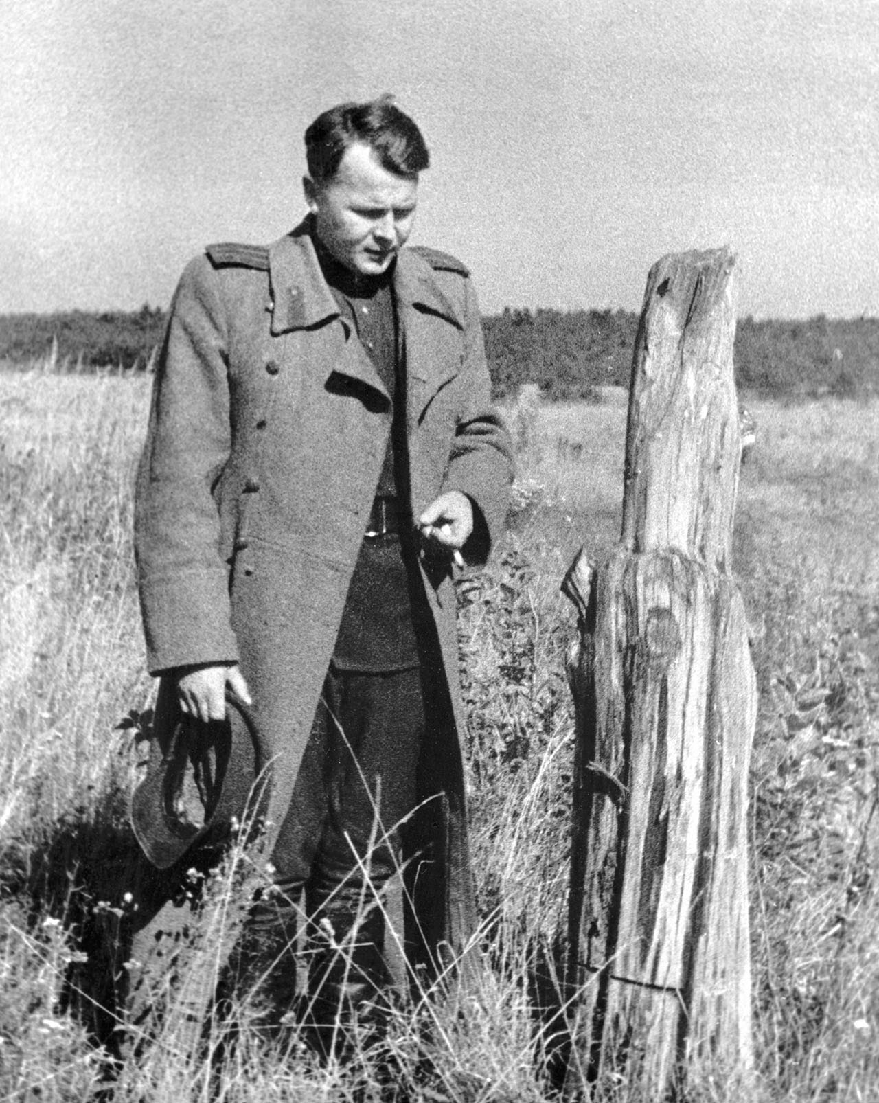 Александр Твардовский в родной деревне Загорье на Смоленщине после ее освобождения от немецкой оккупации, 1943 год
