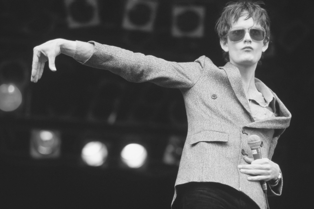 Джарвис Кокер выступает на фестивале Гластонбери, 26 июня 1994 года