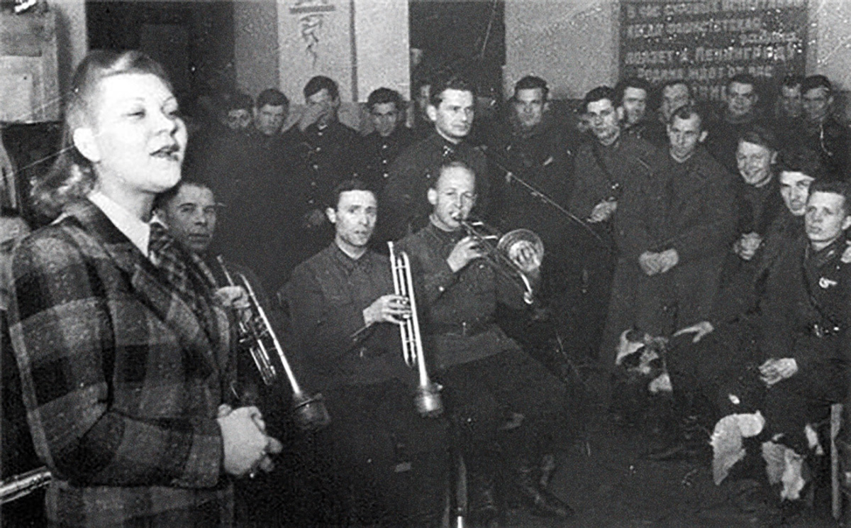Выступление Клавдии Шульженко перед бойцами Ленинградского фронта, 1941 год