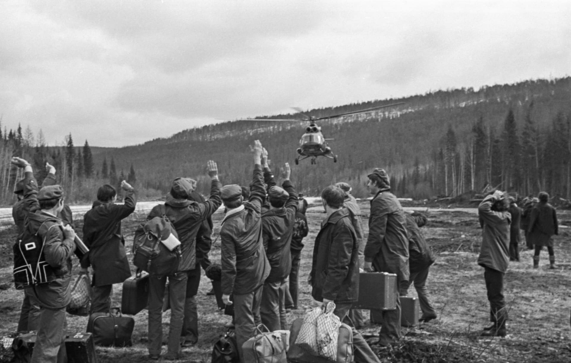 Бойцы Всесоюзного студенческого отряда имени XVII съезда ВЛКСМ прибыли на строительство БАМа, поселок Звездный, 1974 год