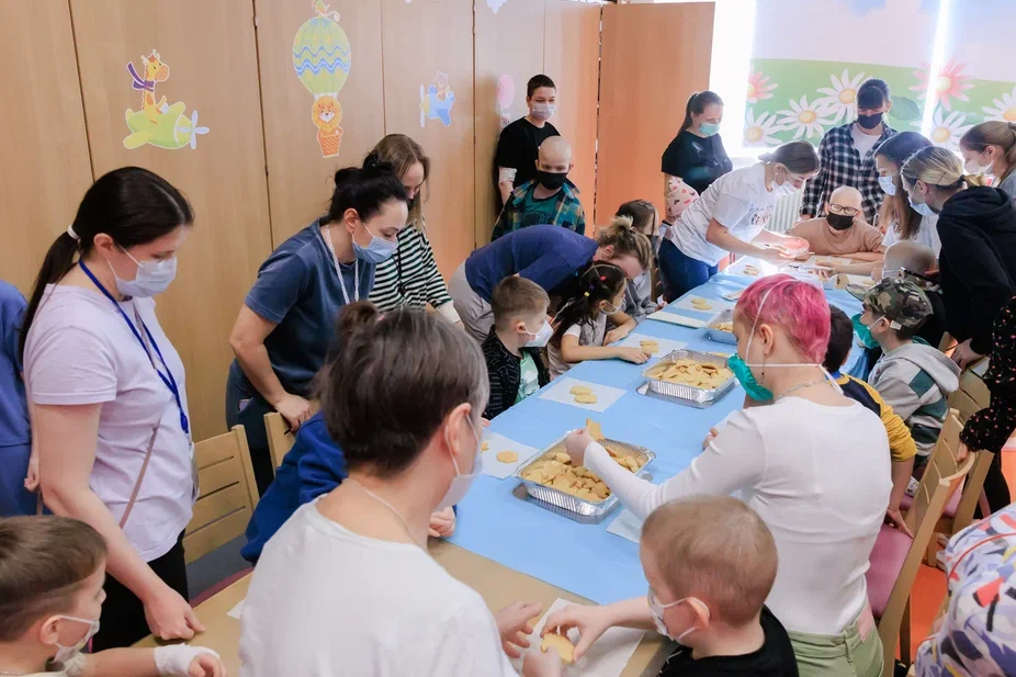 Волонтеры, родители и дети расписывают печенье. Фото Н. Мущинкиной