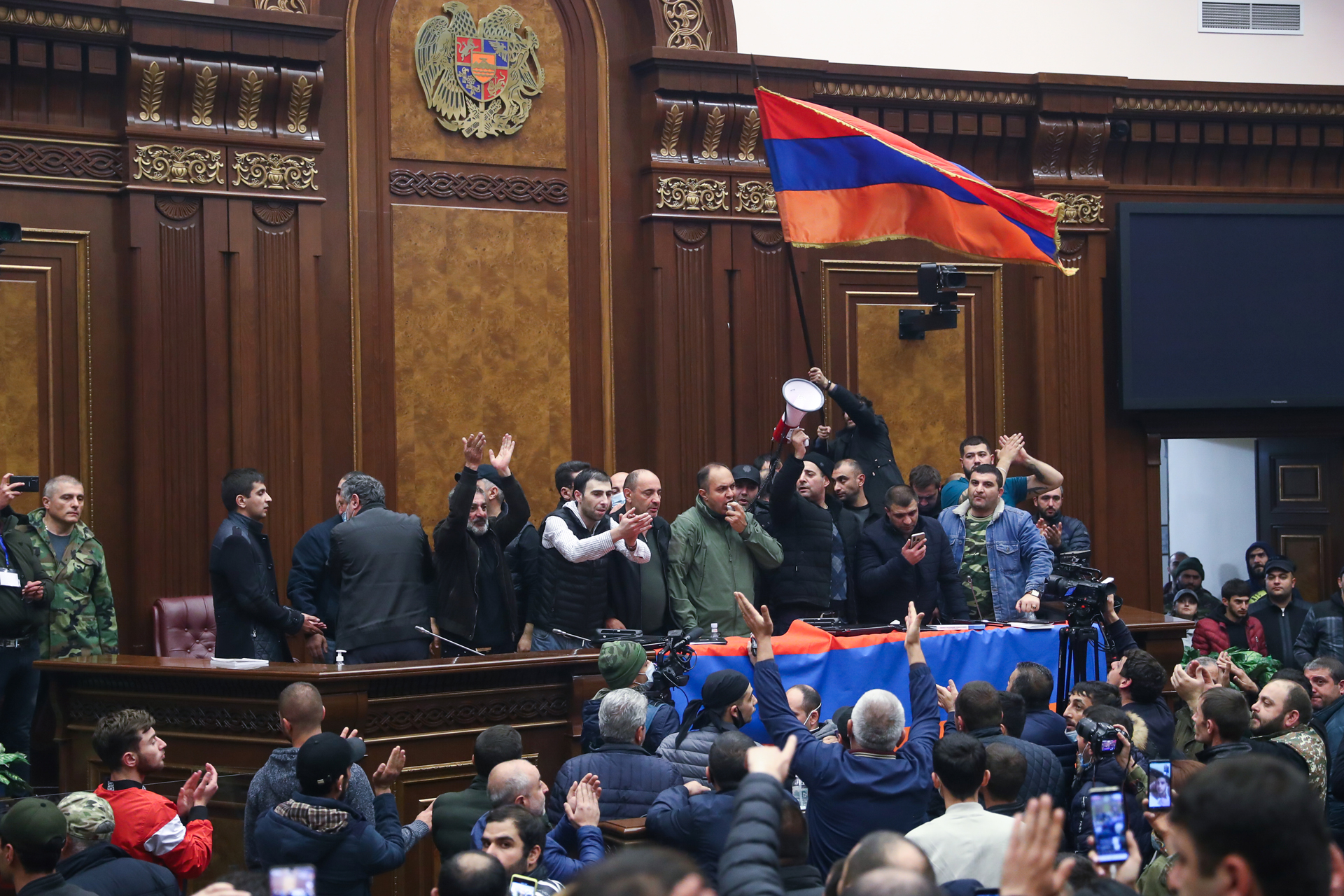 Участники протеста в зале заседаний в здании Национального собрания (парламента) Республики Армения
