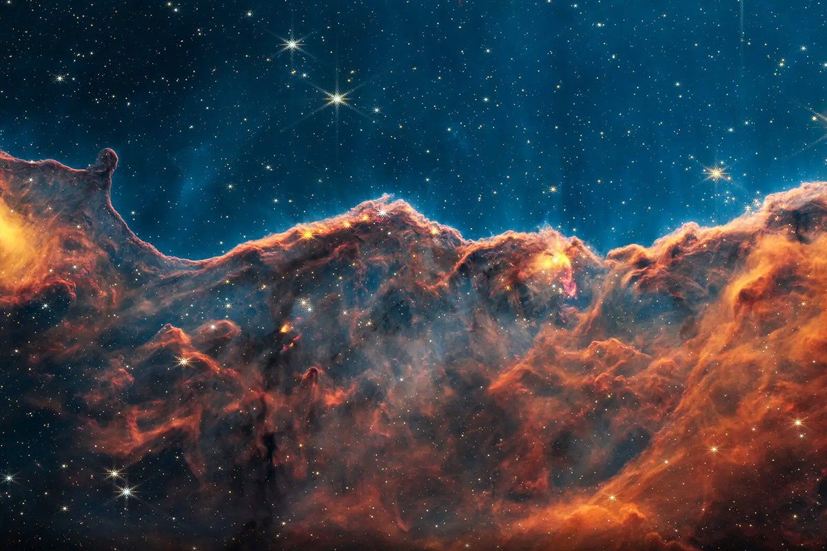Космические скалы, регион на краю гигантской газообразной туманности Киля, вид с помощью камеры ближнего инфракрасного диапазона  телескопа «Джеймс Уэбб»