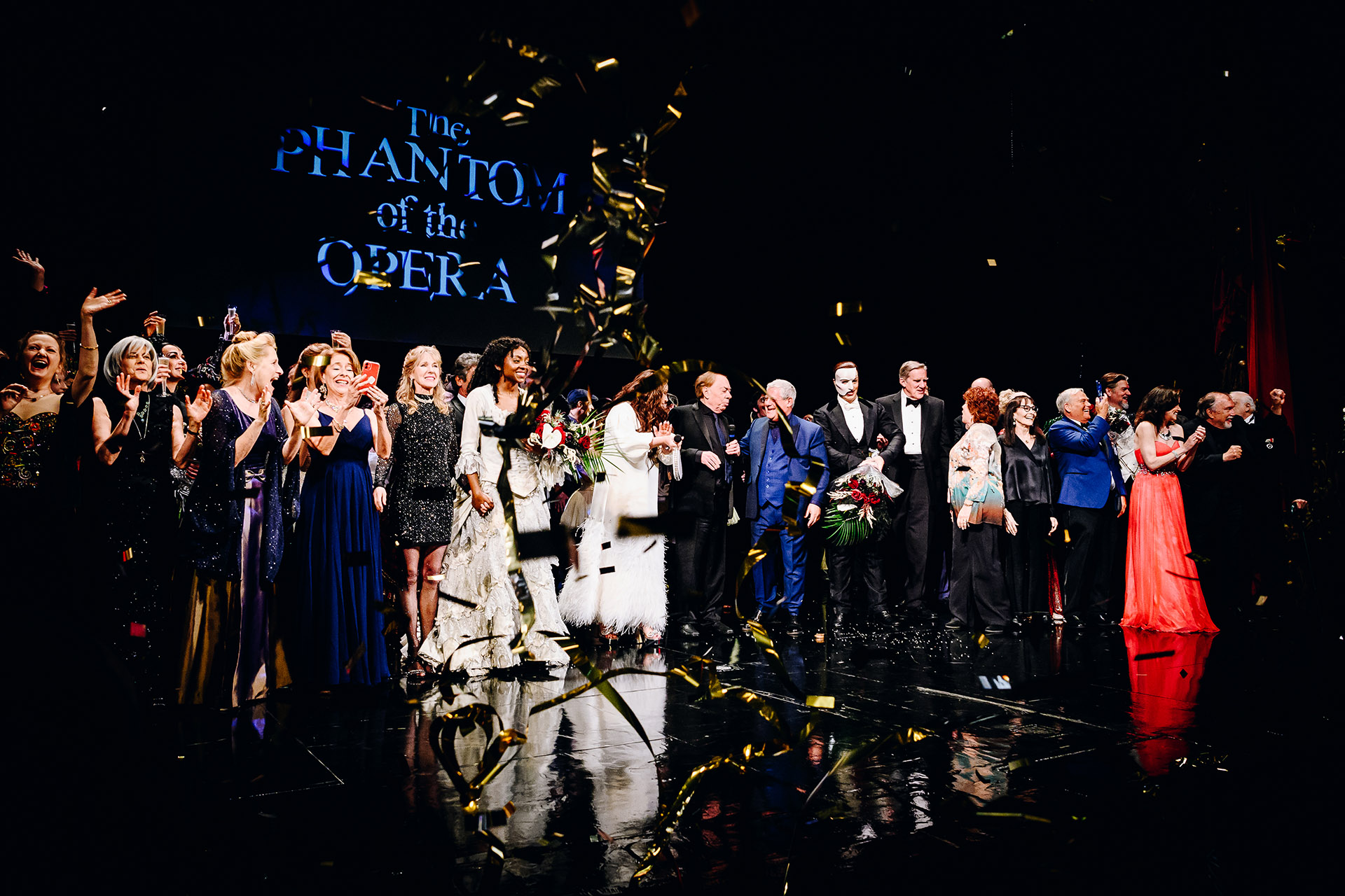 Эндрю Ллойд Уэббер с актерами и съемочной группой на закрытии спектакля «Призрак оперы» в Majestic Theater 16 апреля 2023 года в Нью-Йорке