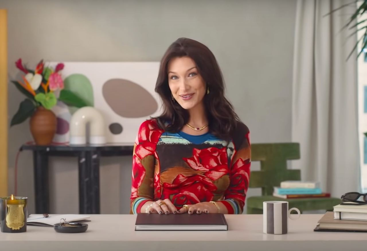 Белла Хадид анонсировала запуск своего косметического бренда