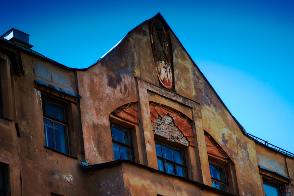 Поврежденный фасад дома Лишневского в Петербурге (2015 год). После того как с фасада этого дома был сбит барельеф Мефистофеля, жители города вышли на митинг «Северная Пальмира против вандалов»