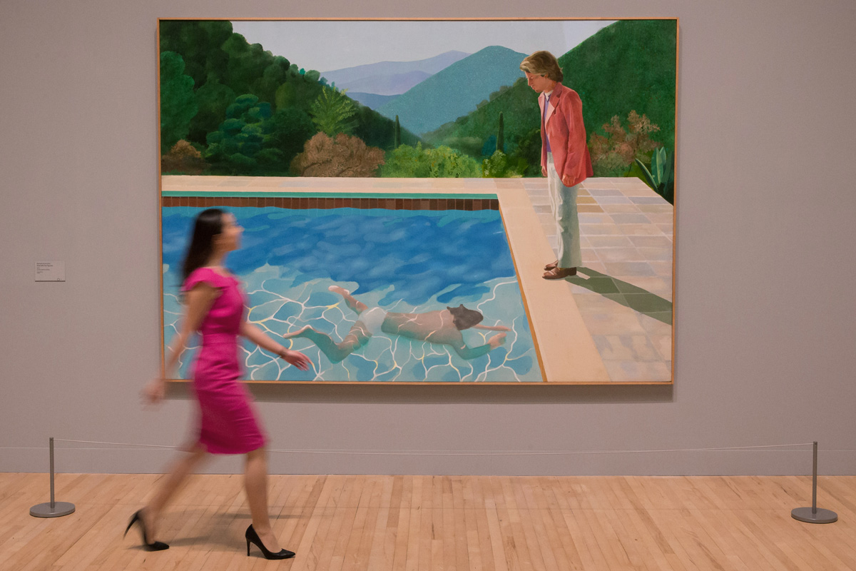 Картину Хокни продали за девять минут. Предыдущий рекорд принадлежал 63-летнему американскому художнику Джеффу Кунсу. Его работу «Оранжевая надувная собака» продали за 58,4 миллиона долларов в 2013 году, тоже на аукционе Christie’s.