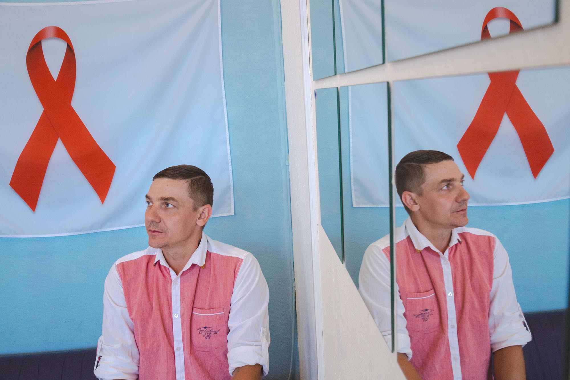 Денис в офисе «СПИД.Центра» Фото: Алексей Шевцов для ТД