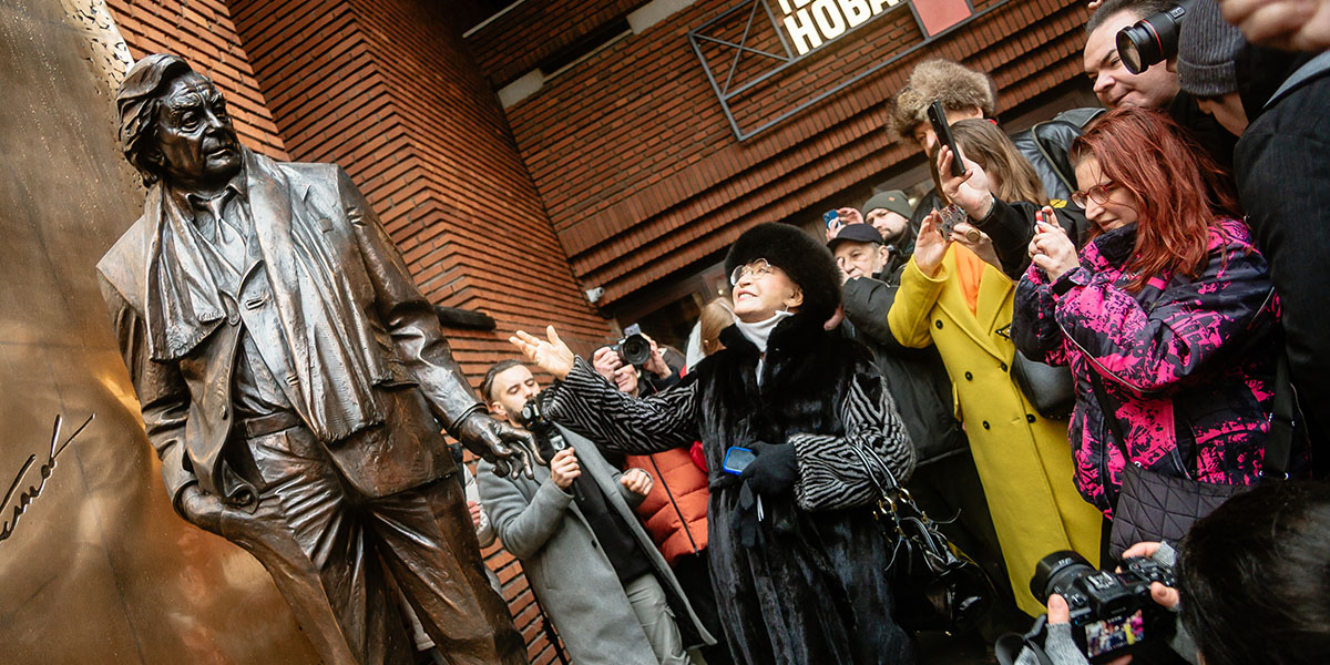 В Москве открыли памятник основателю Театра на Таганке Юрию Любимову. Фоторепортаж
