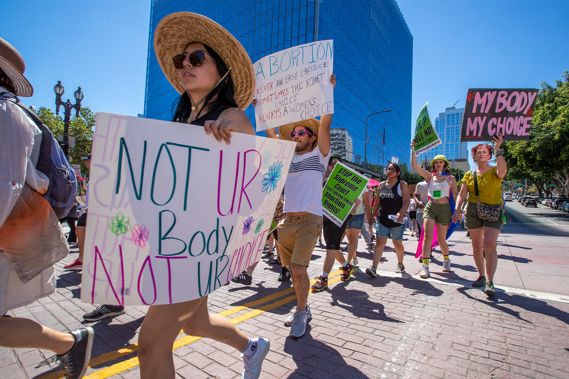 Марш «За право на аборт» перед зданием федерального суда в Лос-Анджелесе. 25 июня 2022 год
