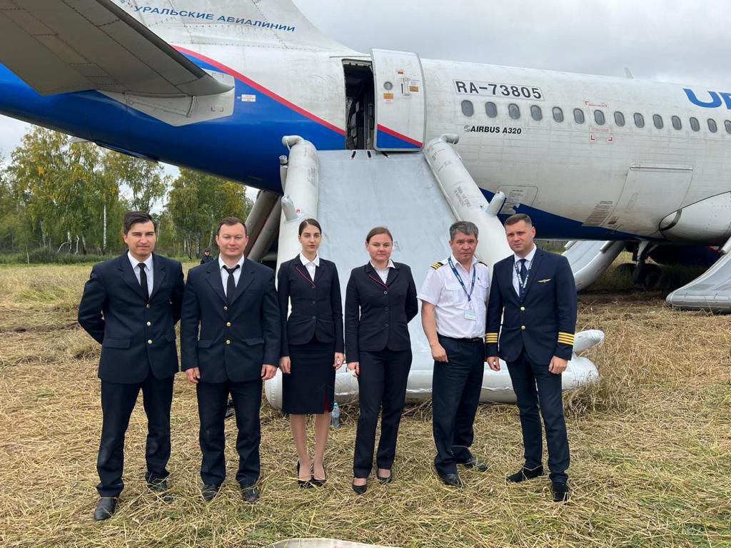 Экипаж самолета Airbus A320 после аварийной посадки в поле в Новосибирской области