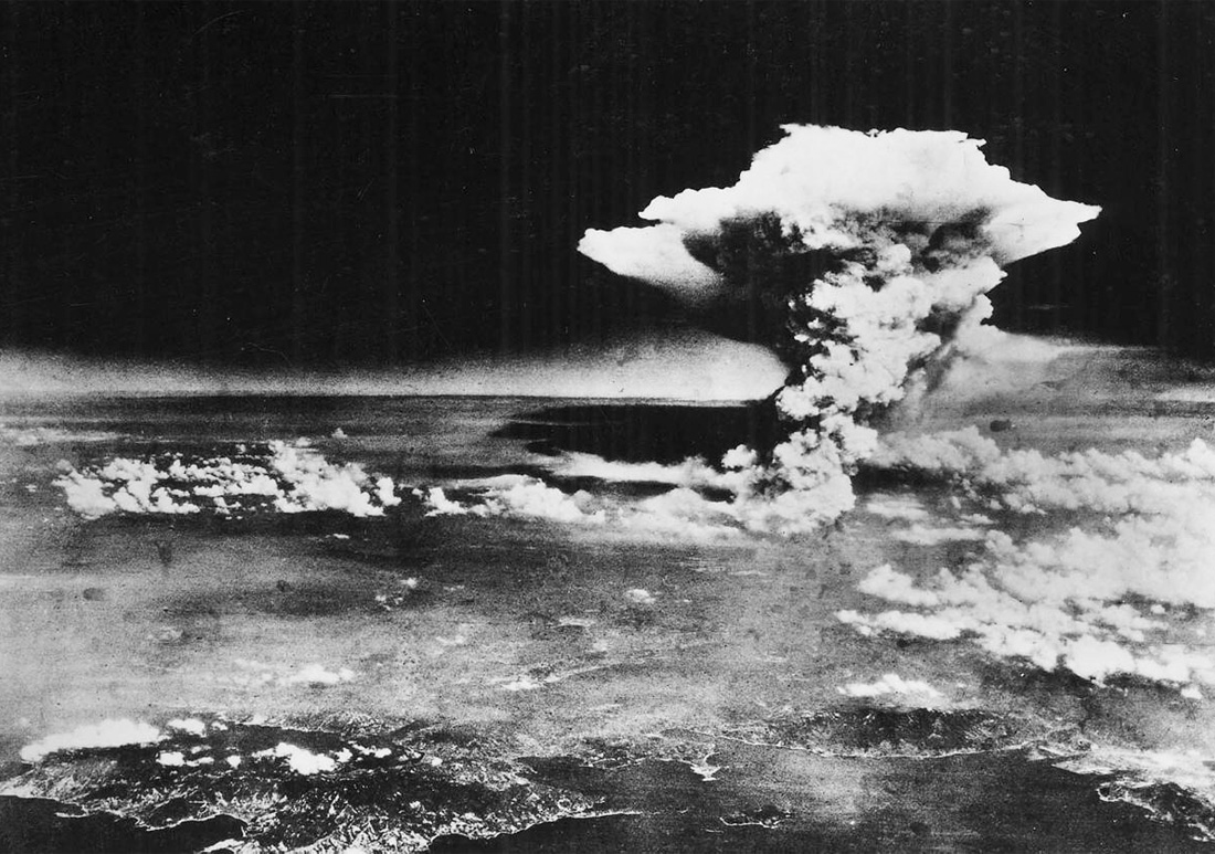 Облако-гриб через час после взрыва ядерной бомбы над Хиросимой 6 августа 1945 г. Через три дня, 9 августа, Соединенные Штаты сбросили бомбу на Нагасаки. Бомбы, названные Little Boy и Fat Man, убили 129,000-246,000 человек
